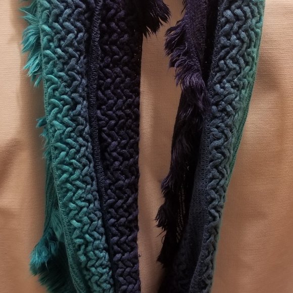plush two-tone blue Mix It acrylic infinity scarf - Picture 3 of 9